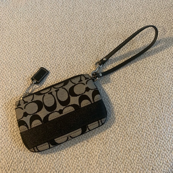 Coach wristlet with 1 organizer pocket inside - Picture 2 of 4